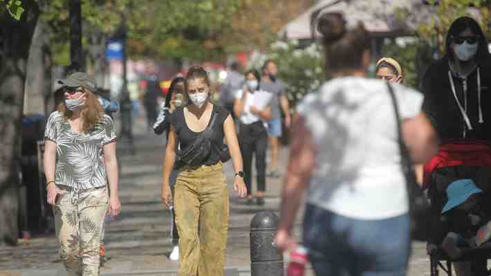 Diputado presenta proyecto para eliminar mascarilla en espacios abiertos: "Hay que ir tomando un grado mayor de normalidad"