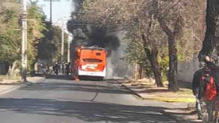 Bus del transporte público resulta quemado en las cercanías del INBA