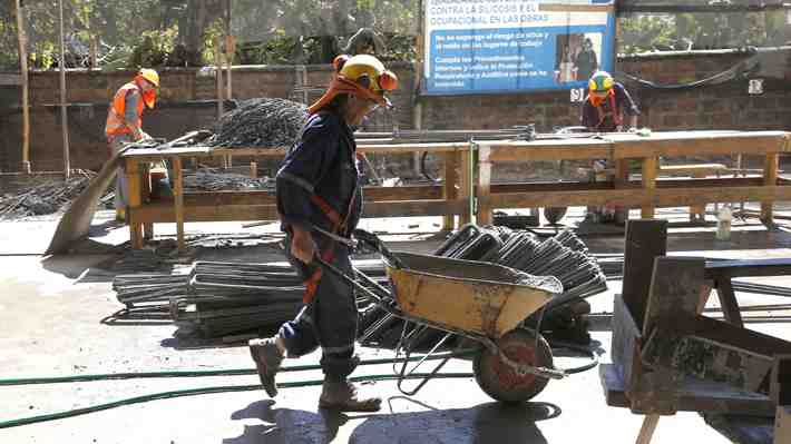 CChC prevé que inversión en construcción caiga 3% en 2022 y alerta por alza de hasta 17% en precios de materiales