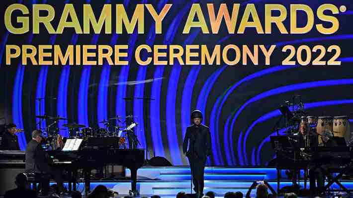 Critican a presentador de los Grammy por decir que Vicente Fernández no pudo asistir a recibir su premio