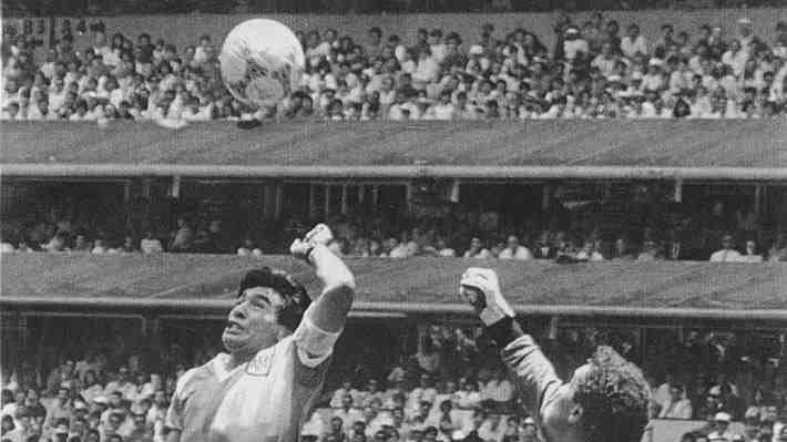 Polémica por camiseta de Maradona que saldrá a subasta: Hija dice que no es la que usó cuando marcó 2 goles a Inglaterra