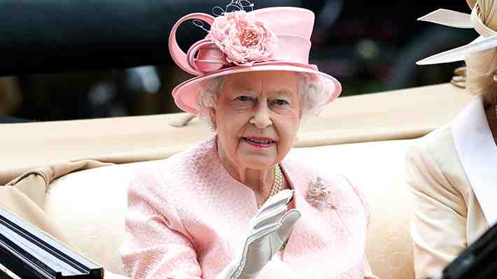 Reina Isabel II reconoce que se sintió "exhausta" tras contagiarse de covid-19