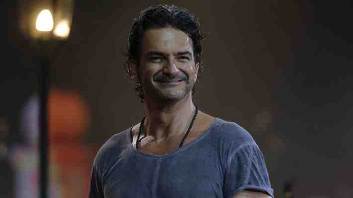 Fanática se quitó la ropa durante concierto de Arjona cuando el artista interpretaba su canción "Desnuda"