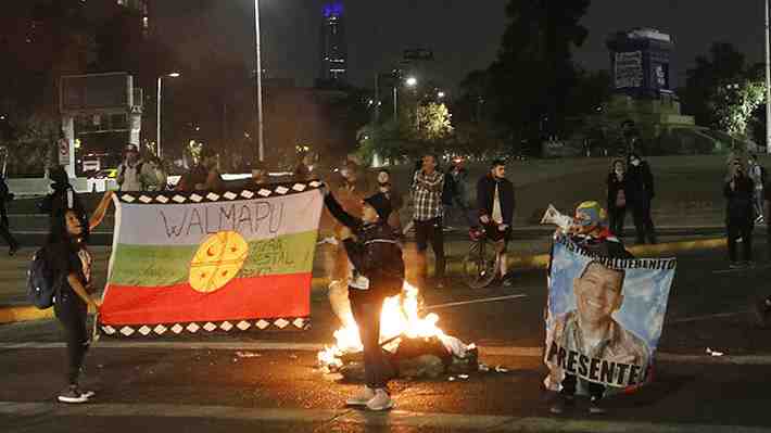 Manifestación en Plaza Italia se adelantó para hoy debido al fin de semana largo: Se generaron desórdenes y barricadas