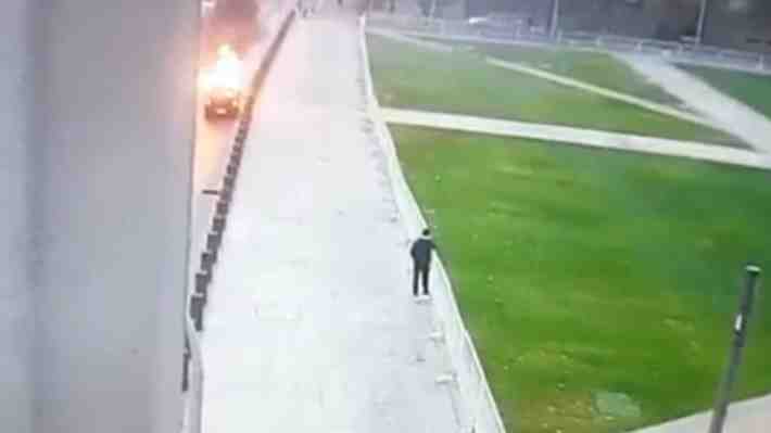 Carabineros señala que cilindro de gas explotó en vehículo que se incendió frente a La Moneda: Conductor está "en riesgo vital"