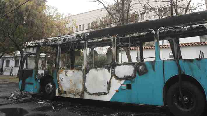 Desconocidos incendian bus del transporte público en el exterior del INBA