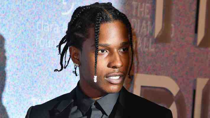 Arrestan al rapero A$AP Rocky al aterrizar en su avión privado junto a Rihanna: Policía lo acusa de dispararle a una persona
