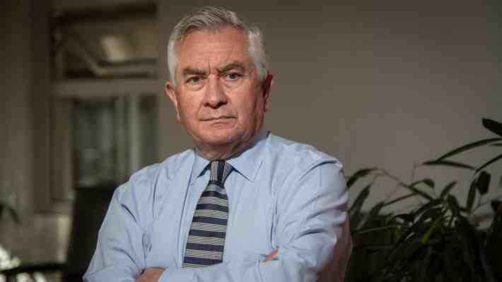 Paris: Siches "es una persona a la que le falta preparación, pero no solo política, yo creo que le falta un poco más de cultura"