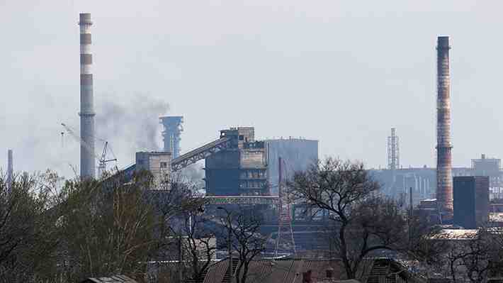 Ucrania denuncia que Rusia reanudó los ataques aéreos contra la acería Azovstal en Mariúpol y que intenta concretar un "asalto"