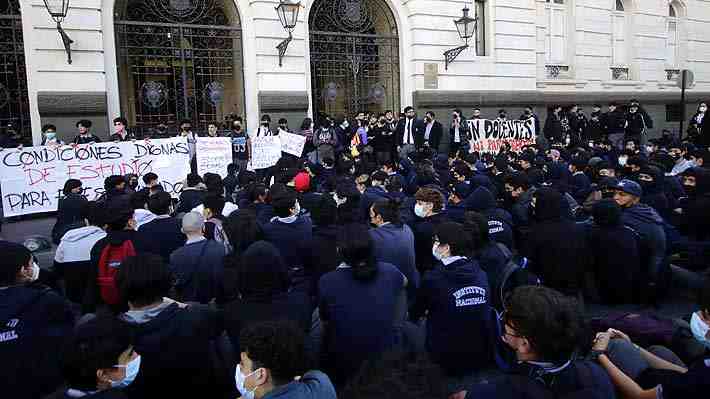 Alcaldesa de Santiago acuerda mesa de trabajo con alumnos del I. Nacional para "pensar en conjunto la estrategia"