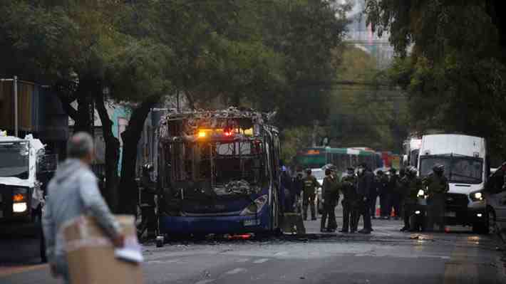 Desconocidos incendian bus del transporte público en el exterior del Liceo Barros Borgoño