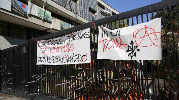 Manifestaciones de estudiantes en las afueras del Instituto Nacional y del Liceo Tajamar culminan con incidentes