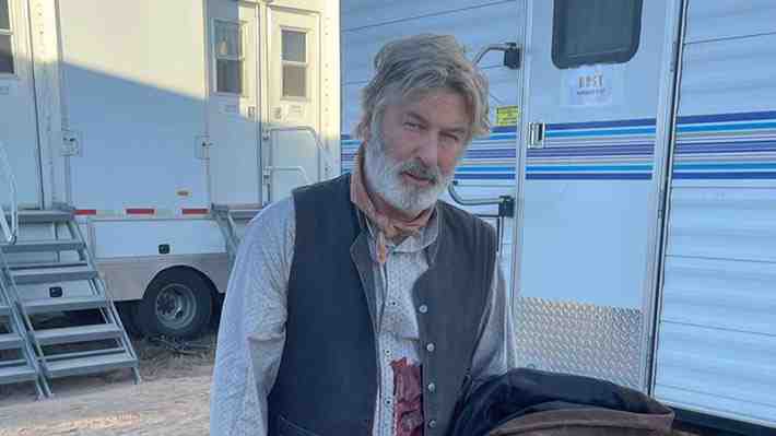 Familia de directora de fotografía que murió en rodaje pide retirar video que la muestra tras recibir el disparo de Alec Baldwin