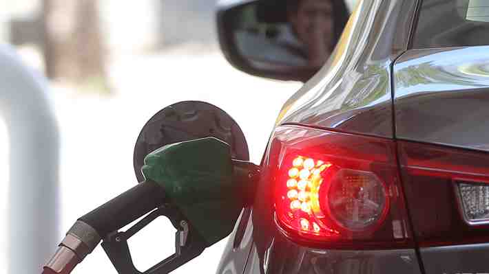 Bencinas no caerían demasiado y alto costo fiscal: Expertos cuestionan idea de rebaja transitoria de impuesto específico