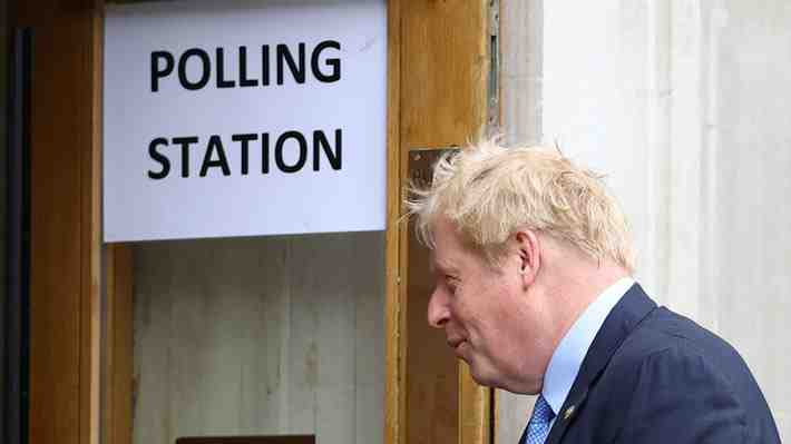 Comicios locales en Reino Unido: La presión sobre Johnson y el histórico triunfo al que aspiran los nacionalistas norirlandeses