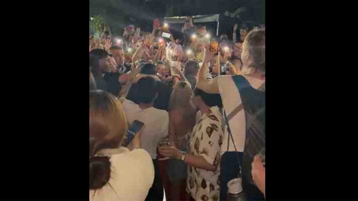 Karol G sufre agresión tras dar show gratuito en Medellín: Mujer le arrojó cerveza en la cara