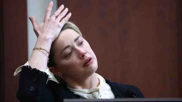 Amber Heard declara en el juicio que Johnny Depp la golpeó en un ataque de celos por James Franco