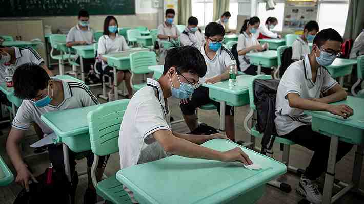 Escuelas chinas impartirán clases obligatorias de limpieza y cocina para que niños desarrollen "habilidades para la vida"