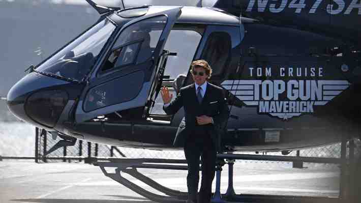 Tom Cruise llegó a lo grande a la premiere de "Top Gun: Maverick": A bordo de un helicóptero