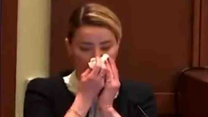 Aseguran que Amber Heard posa para que fotógrafos la retraten mientras llora durante juicio contra Johnny Depp