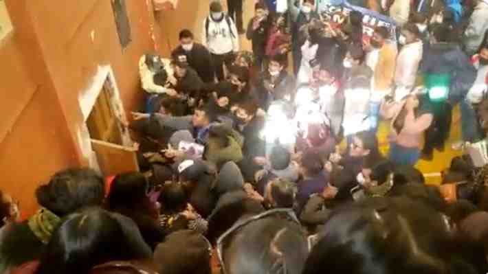 Estampida provoca la muerte de 4 personas durante asamblea universitaria en Bolivia