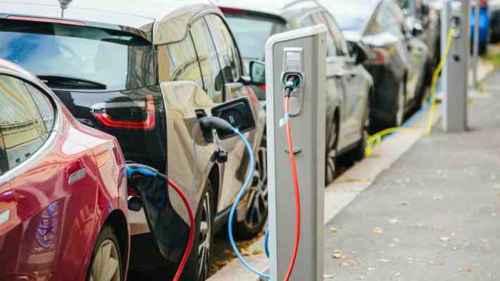 Noruega pide a la población limitar uso de autos eléctricos y preferir el transporte público