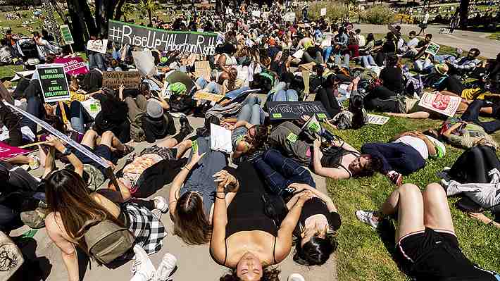 Miles de personas participan de marchas en favor del aborto en EE.UU. ante posible fallo que podría declararlo ilegal