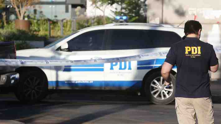 Funcionario de la PDI termina con pierna fracturada tras caer desde 6 metros al intentar frustrar asalto a camión en la RM
