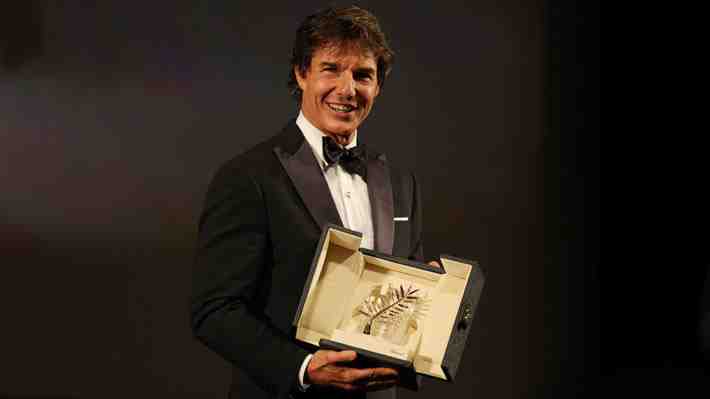 Tom Cruise fue ovacionado de pie por 5 minutos en Cannes en la premiere de &#34;Top Gun&#34; y recibió sorpresiva Palma de Oro