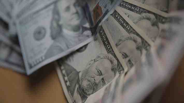 Dólar se acopla a la depreciación global de la divisa y se aproxima a perder el piso de los $840