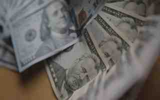 Dólar sigue cayendo con fuerza y se encamina a terminar la semana por debajo de los $830