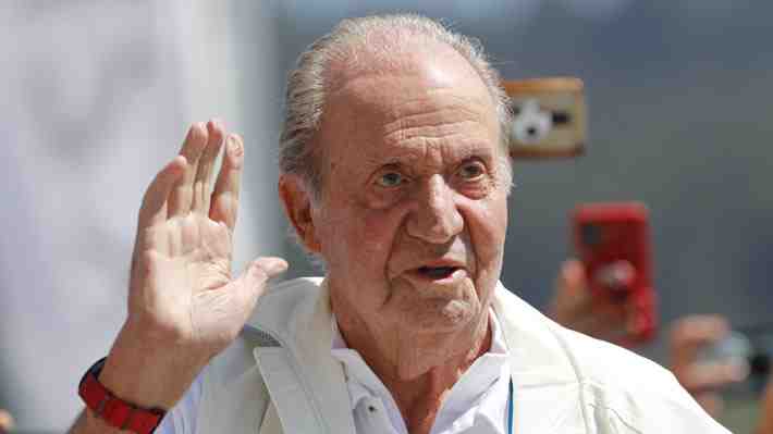 Caminando con dificultad y acompañado de su hija: Juan Carlos I disfruta su primer día en España en medio de gran expectación