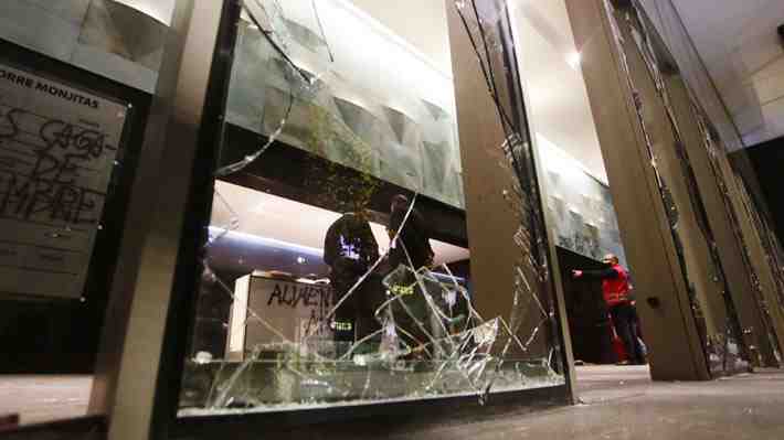 Disturbios en Santiago Centro genera destrozos en oficinas de Junaeb y cierre en estaciones de Metro