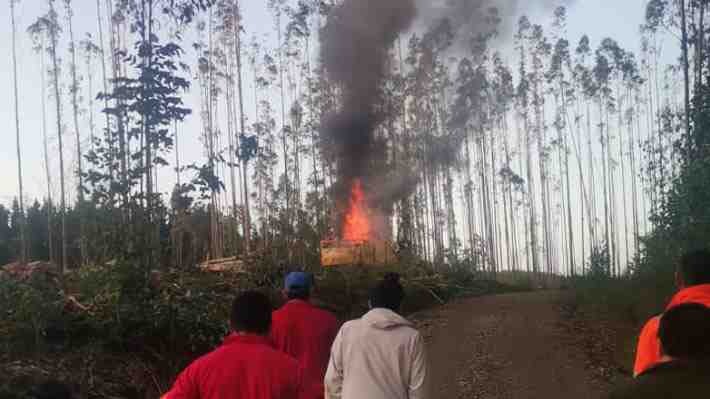 Ataque incendiario deja al menos una camioneta y cuatro maquinarias quemadas en Arauco