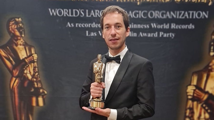 Ilusionista chileno gana premio al Mejor geoescapitas en los Merlin Awards, el "Oscar" de la magia: "Es el Houdini moderno"
