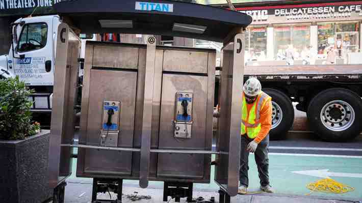 Retiran la última cabina de teléfono público que quedaba en Nueva York