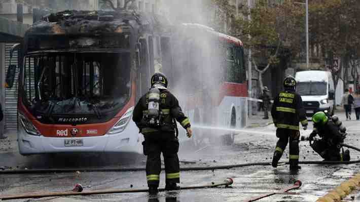 Ministro de Transportes cifra en 30 los buses quemados en lo que va del año: "Tenemos células que han hecho de esto un hábito"