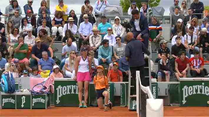Polémica en Roland Garros: Tenista rumana lanza raqueta al público, casi le pega a niño y su rival estalla... Así fue