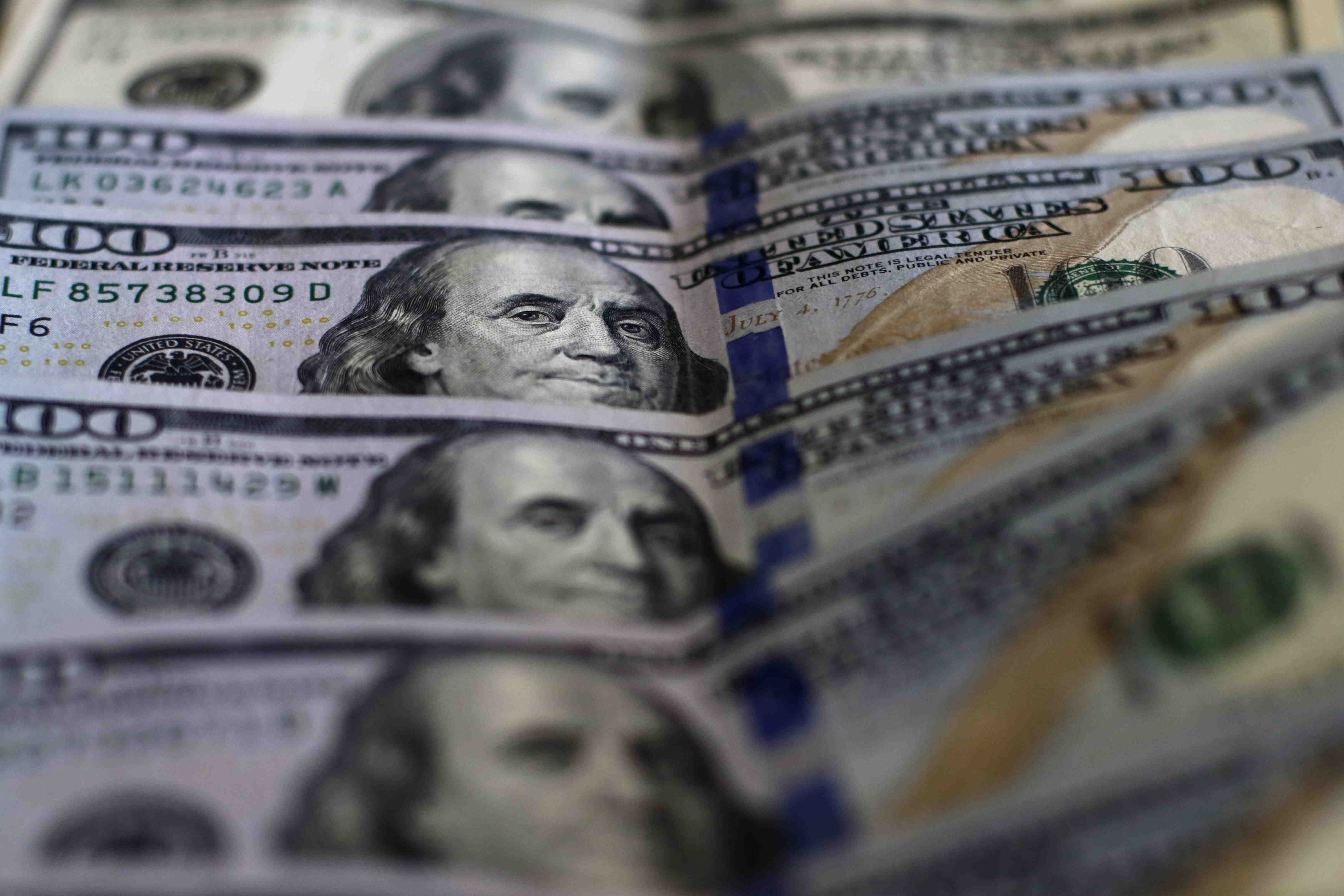 Dólar sigue cayendo y ahora apunta a descender de los $820 en el mercado local