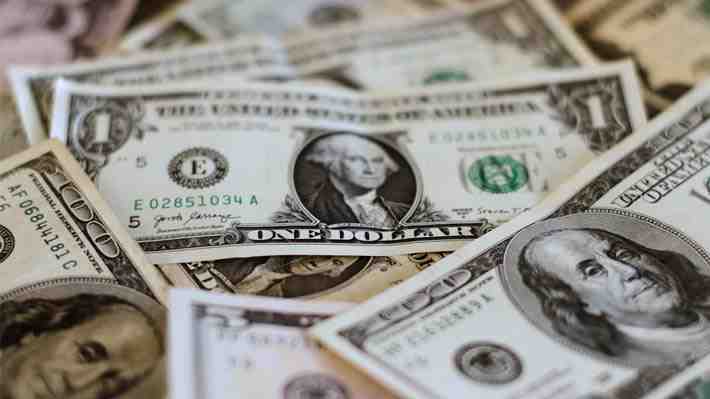 Dólar opera con leve baja y se aproxima a perder el piso de los $820 a nivel local