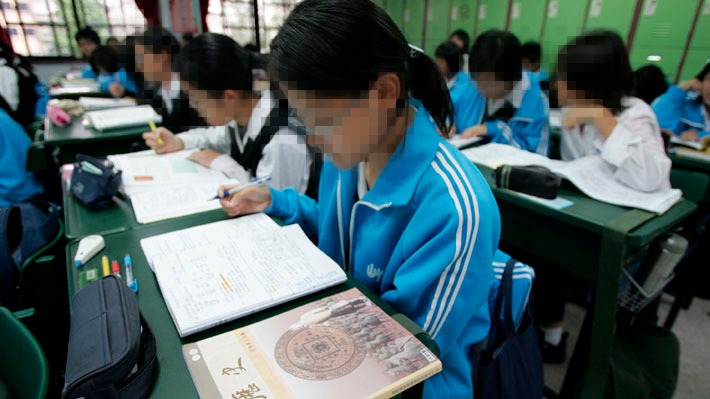 China hará revisión a gran escala de libros escolares tras denuncias de que tienen "imágenes feas y pornográficas"