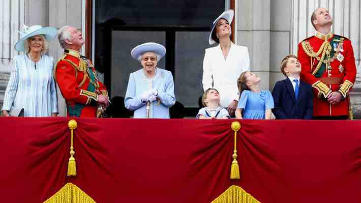 Arrancan festejos por Jubileo de Platino: Isabel II preside desfile "Trooping de Color" y es ovacionada en el balcón de Buckingham