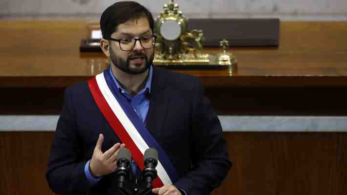 Bloomberg analiza cuenta pública: Presidente Boric redobló su ambiciosa agenda social ante caída en popularidad