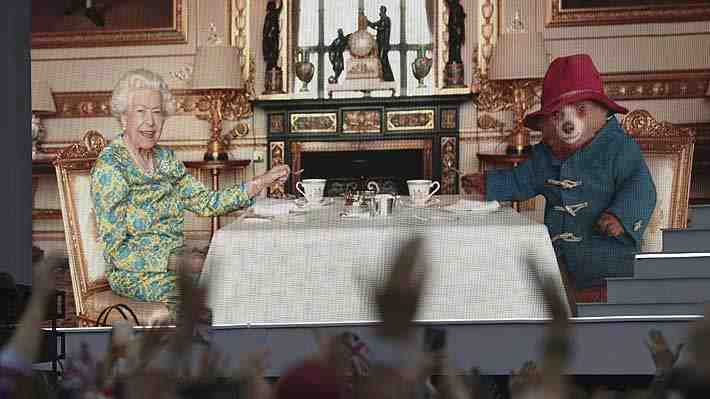 Isabel II inaugura el concierto pop por su Jubileo de Platino tomando el té con el oso Paddington