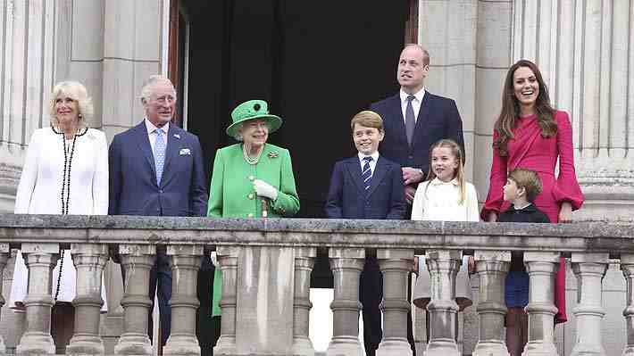 Isabel II aparece de sorpresa en el balcón de Buckingham para cerrar las celebraciones por su Jubileo de Platino