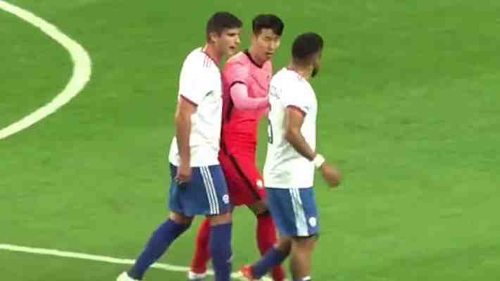 Tuvo que separarlos la estrella de Corea junto con Medel: Mira el fuerte encontrón entre Díaz y Kuscevic en amistoso de la "Roja"