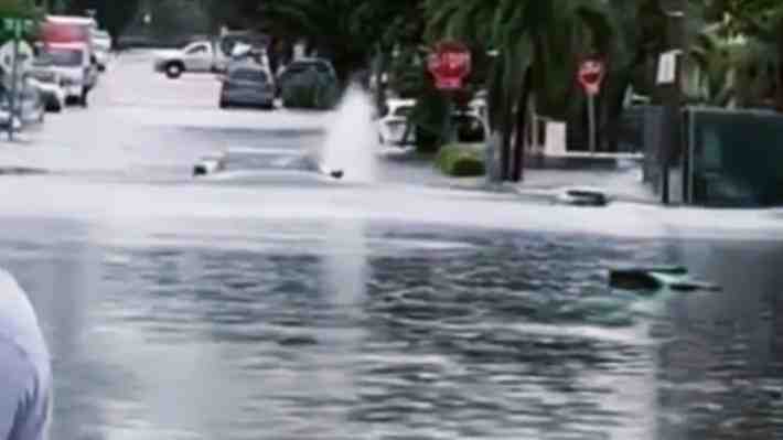 Mira cómo un Corvette C8 Stingray supera las inundadas calles de Miami