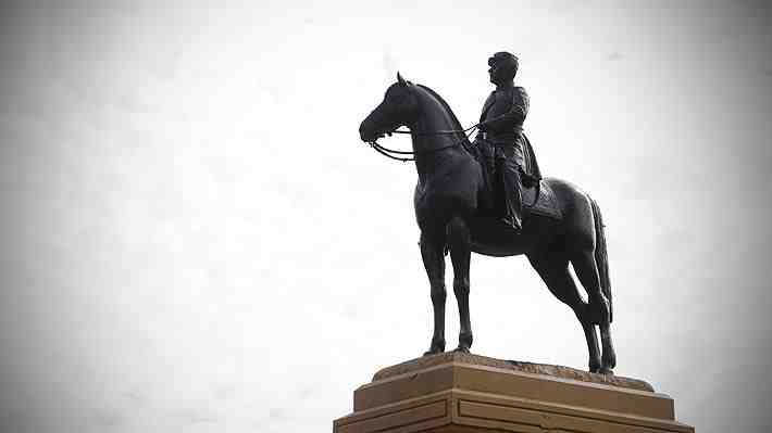 Inaugurada en 1928, retirada en 2021 y ahora instalada en un museo: El paso de la estatua del general Baquedano por Plaza Italia