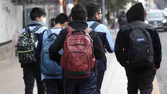 Ministro de Educación dice que semana extra de descanso "no son vacaciones" y pide a padres mantener a hijos en casa