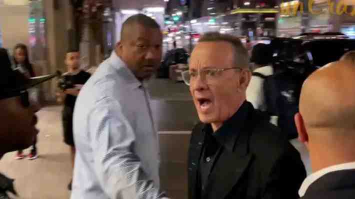 Tom Hanks estalló contra fans que empujaron a su esposa cuando salían de un restorán en Nueva York